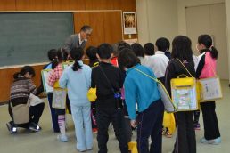 稲津小学校2年生が公民館見学