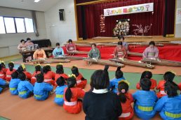 ひな雛まつり お琴弾いたよ♪ かえるのうたが～♫