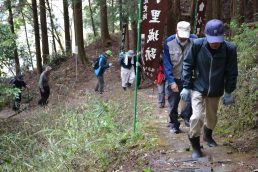 小里城跡　山登りは汗ばむほど