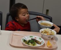 今日の給食は金魚飯＼(^o^)／