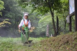 小里城跡顕彰会　雨の中整備作業