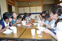 お兄さんお姉さんと一緒におにぎり握ったよ！