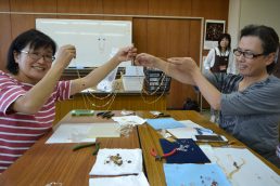 み～んな笑顔、目を凝らしてキラッと完成！