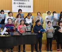 お母さん・お父さん・先生、子どもたちのために練習中♪