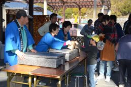 「お待たせ～！」いやす会の焼き芋に大行列