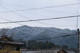 小里の山　薄っすら雪化粧