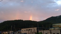 東の空に２本の虹